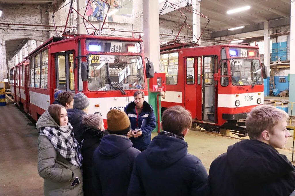 Новосибирск трамвай граффити. Вышел в трамвайном парке. Реконструкция трамваев. Трамвайный парк в челябинске. Тверь депо на капошвара.