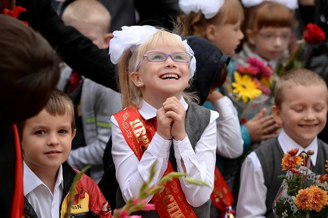 Первые дни в первом классе. Первоклассники. Первоклассники на линейке. Школьники 1 сентября. Школьники на линейке.