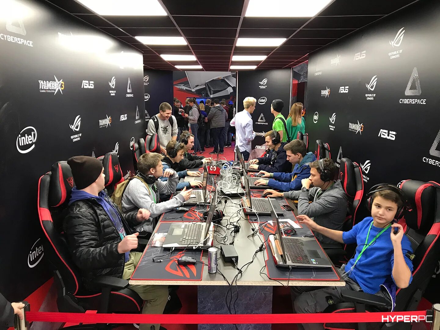 Киберспейс липецк линия. Компьютерный клуб автозаводская. Розыгрыш в компьютерном клубе. Игровой зал с компьютерами. Киберспейс липецк.