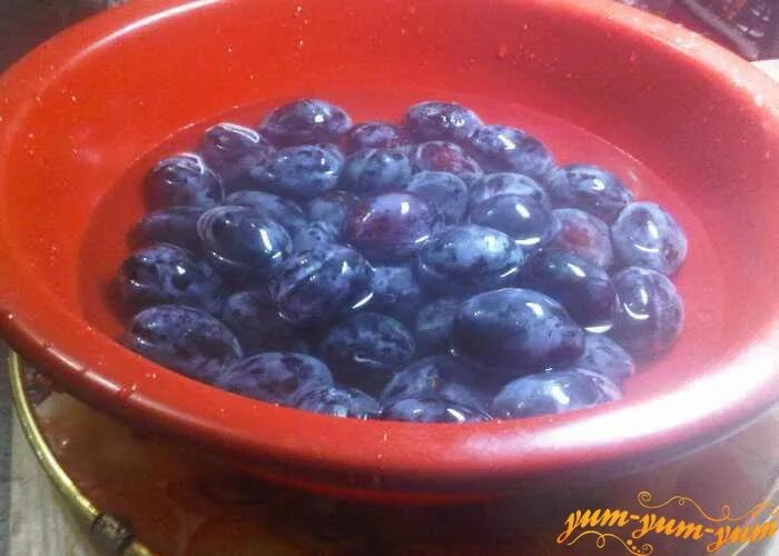 залитая слива. слива угорка. сливы как закрыть рецепт. сливы половинками в сиропе на зиму. слива амерс.