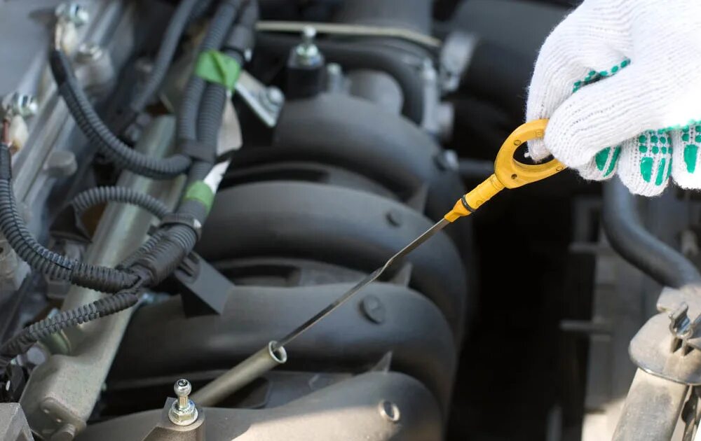 Уровень масла газель 405 двигатель. Уровень масла двигателя ваз 2112 16кл. Как проверить масло в двигателе автомобиля. Уровень моторного масла на щупе. Змз 402 щуп масла.