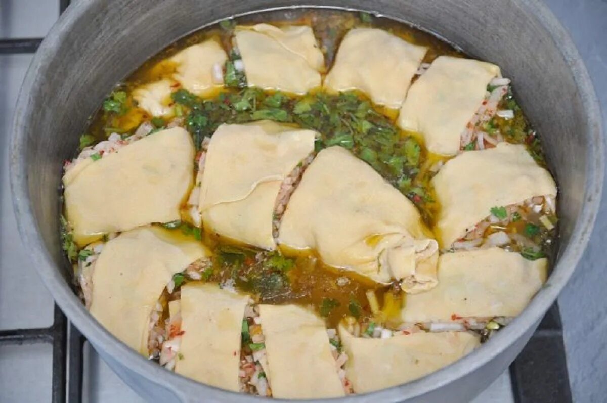 Картошка с тестом и мясом как называется. Блюда в казане с тестом. блюдо с рулетиками из теста. блюда с тестом и мясом. мясо с рулетиками из теста.