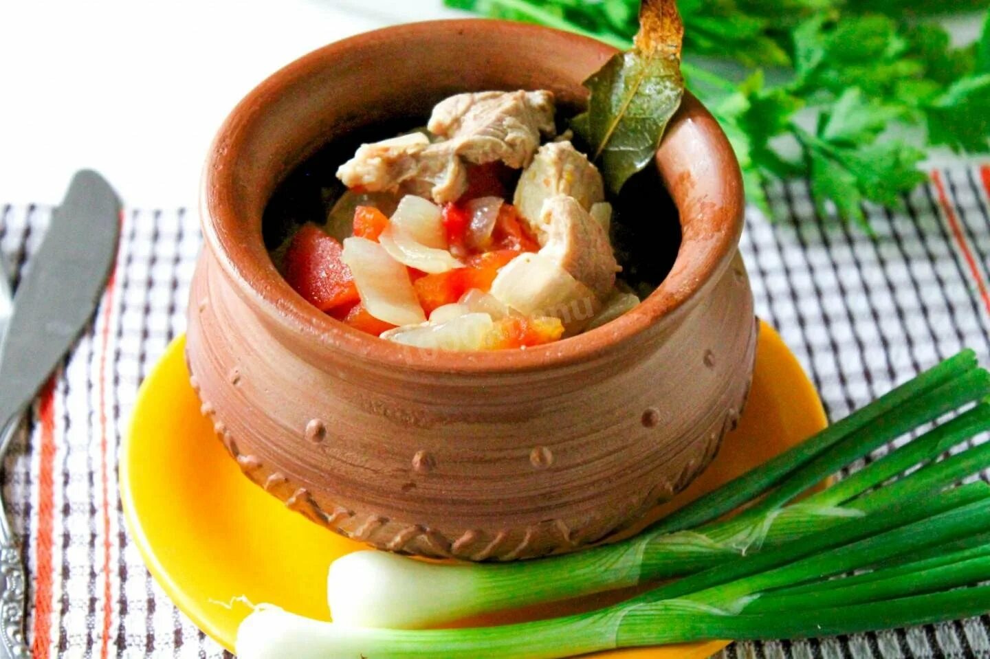 Язык в горшочке. Мясо в горшочках. жаркое в горшочках. мясо в горшочках в духовке. тушеное мясо в горшочке.