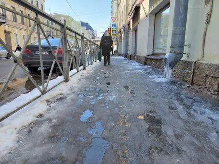 Наступившие внезапно холода сковали льдом речку
