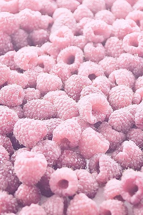 Розовая малина. Малина фон. Розовая малина. Красивые ягоды. Ягодный фон розовый.