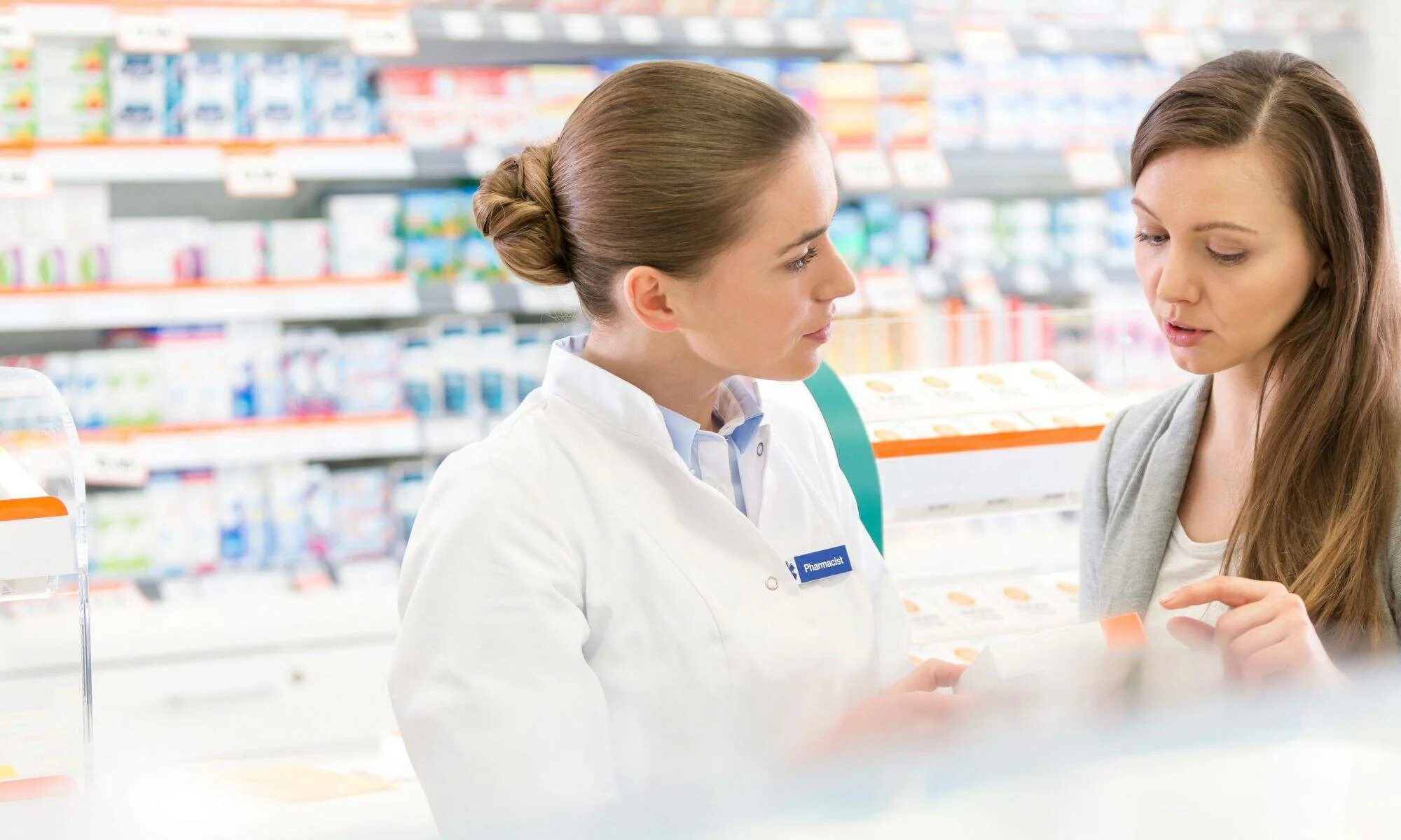 Подбор препаратов. Потребитель в аптеке. Покупатель в аптеке. Женщина в аптеке. Назначение лекарства.