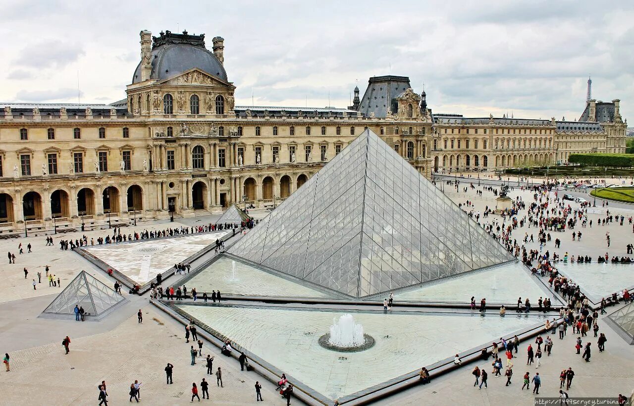 Лувр стеклянная пирамида. Альгарробо чили стеклянная пирамида. Франция, париж. Музей в париже со стеклянной пирамидой. Стеклянная пирамида лувра в париже.