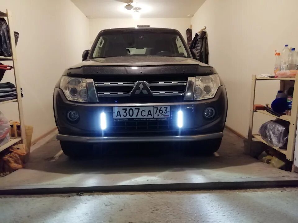 Ходовые огни Митсубиси Паджеро 4. Светодиодная балка Mitsubishi Pajero 4. Мицубиси Паджеро 4 дневные ходовые огни. Мицубиси Паджеро 4 ходовые огни.