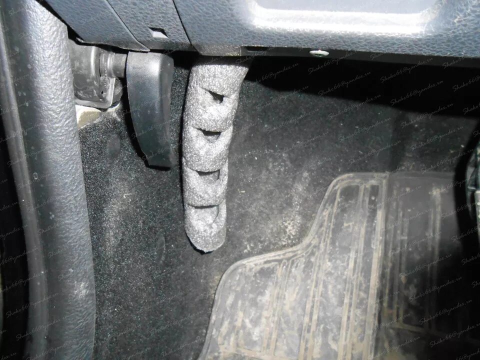 Отопитель рено логан 1. Мёрзнут ноги в рено логан. Мерзнет левая нога. Мерзнет левая нога. Рено логан 1 обдув ног водителя.