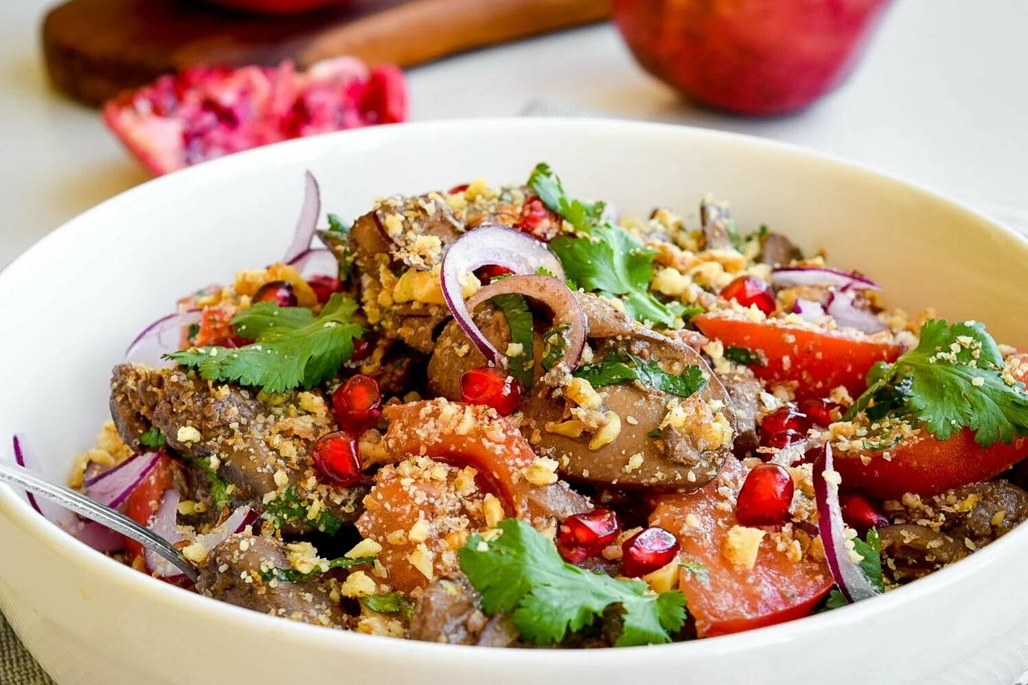 Салат обжорка с печенью. Салат со свининой печенью. Салат с печенью и морковью. Салат с печенкой. Обжорка с корейской морковкой.