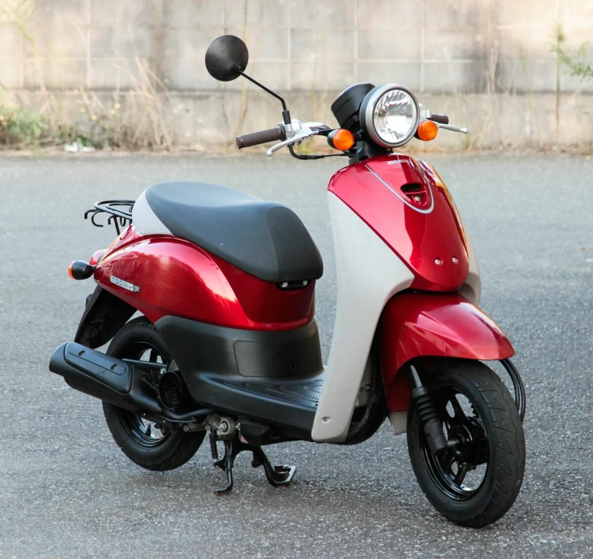 Скутеры в севастополе. Honda today 50cc. Honda today af67. Мопеды аренда скутер. Макси скутер аренда Севастополь.