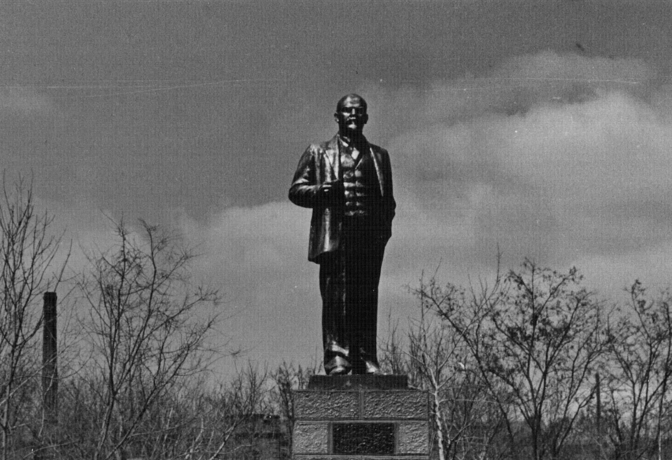 Памятник владимиру ильичу ленину волгоград. Статуя ленина в тамбове. Площадь ленина таганрог. Памятник ленину в липецке. Памятник ленину какой год.