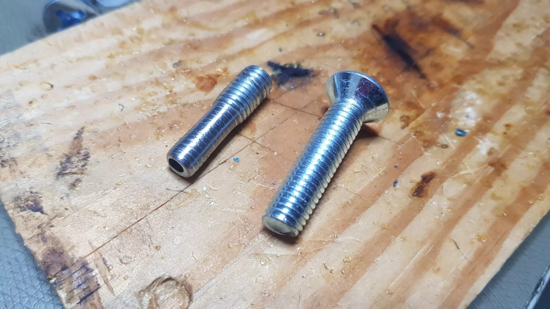 Штуцер радиатора ford focus 3. Штуцер бензонасоса ваз 2114. Штуцер на топливный насос 4м50. Штуцер картерных газов рено логан. Штуцер в радиатор 2110.