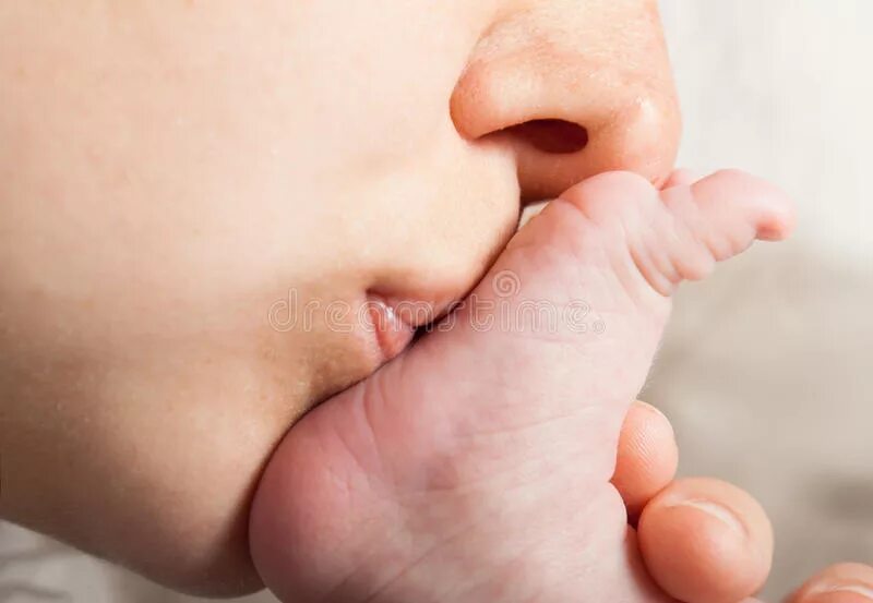 Мамины пяточки. Целую ноги ребенка. Папатут страшный зверь. Малыш между ног у матери. Целование ног детей.