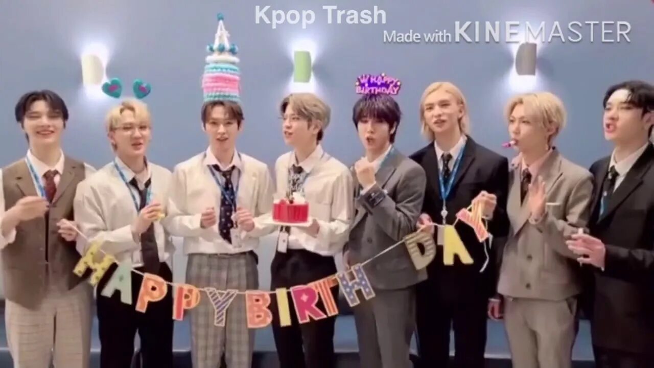 День рождения фандома стрей. Стей фандом стрей. Открытка в стиле stray kids. День рождения фандома стрей. С днём рождения от от stray kids.