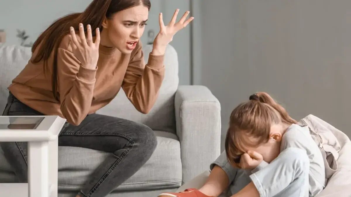 Сильно ору на ребенка. Сильно ору на ребенка. Родители кричат на ребенка. Сильно ору на ребенка. Картинки где дети не слушаются.