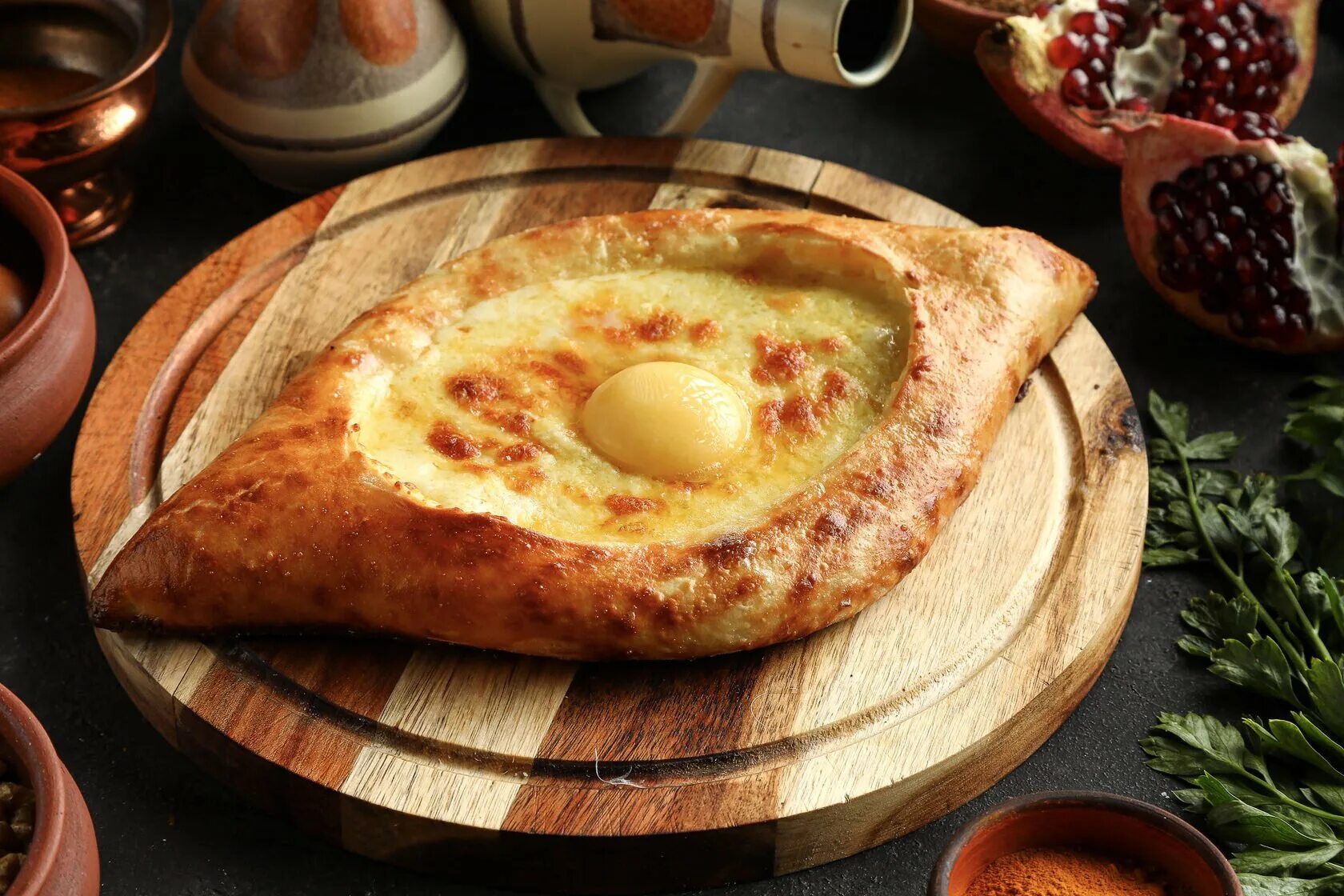 Хачапури фото. Ачарули хачапури. Ачарули хачапури по аджарски. Хачапури по-аджарски 300 гр. Аджарские хачапури лодочка.