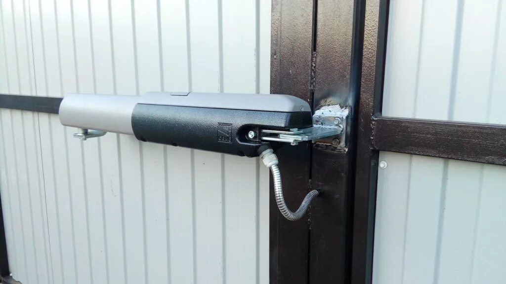 Конструкция распашных ворот с электроприводом. Схема закладных для привода распашных ворот. Схема подключения проводов автоматики распашных ворот. Провода под автоматику распашных ворот. Провод для распашных ворот.