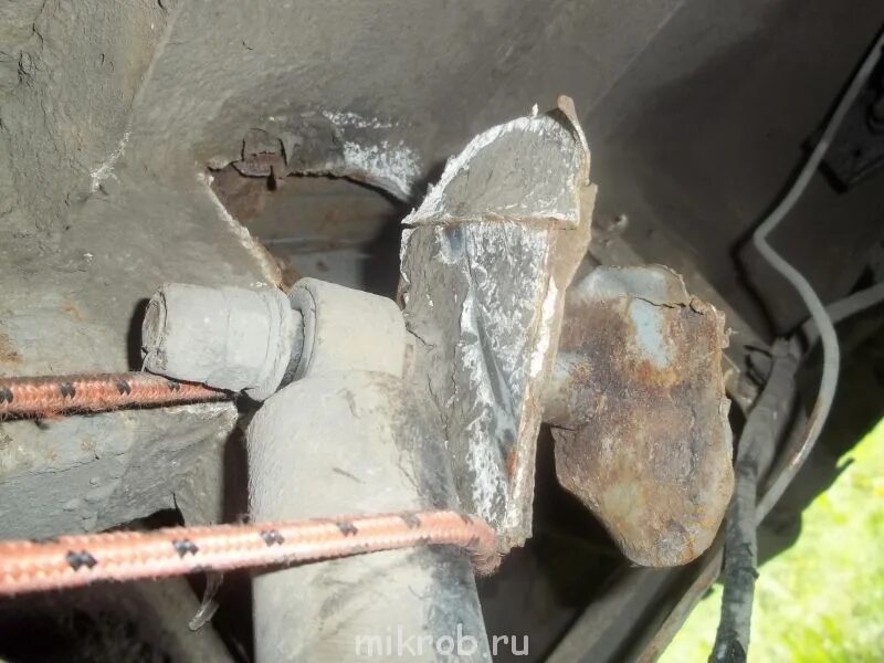 Амортизатор вырвало. Верхнее крепление заднего амортизатора нива. Оторвался задний амортизатор 2106. Можно ли ехать на снегоходе без заднего амортизатора. Сломанный амортизатор автомобиля.