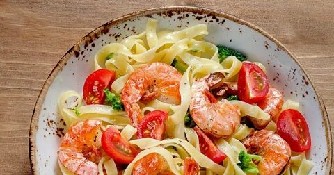 Паста с креветками и овощами