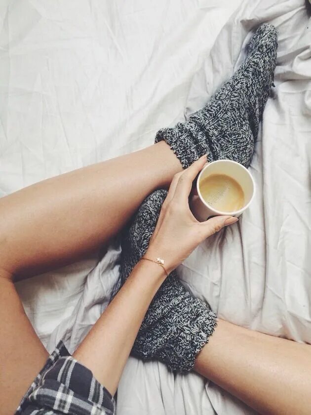 Ноги и кофе. Кофе в постель. Девушка с кофе в руках. Ноги девушки с чашкой кофе. Кофе в постель девушке.