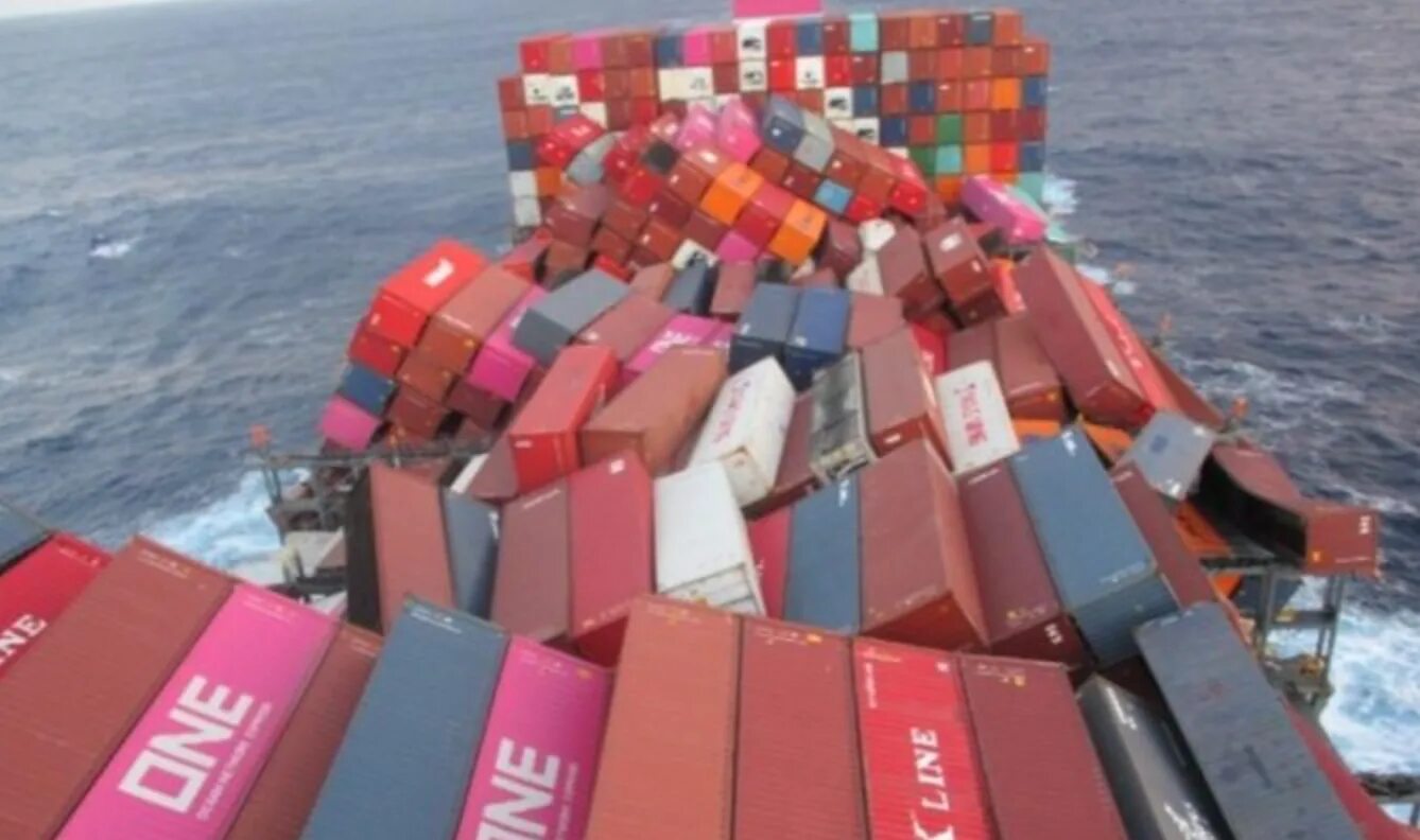 Контейнер в океане. Китайский контейнеровоз. Контейнеровоз маерск самый большой. Контейнер в океане. Морской транспорт.