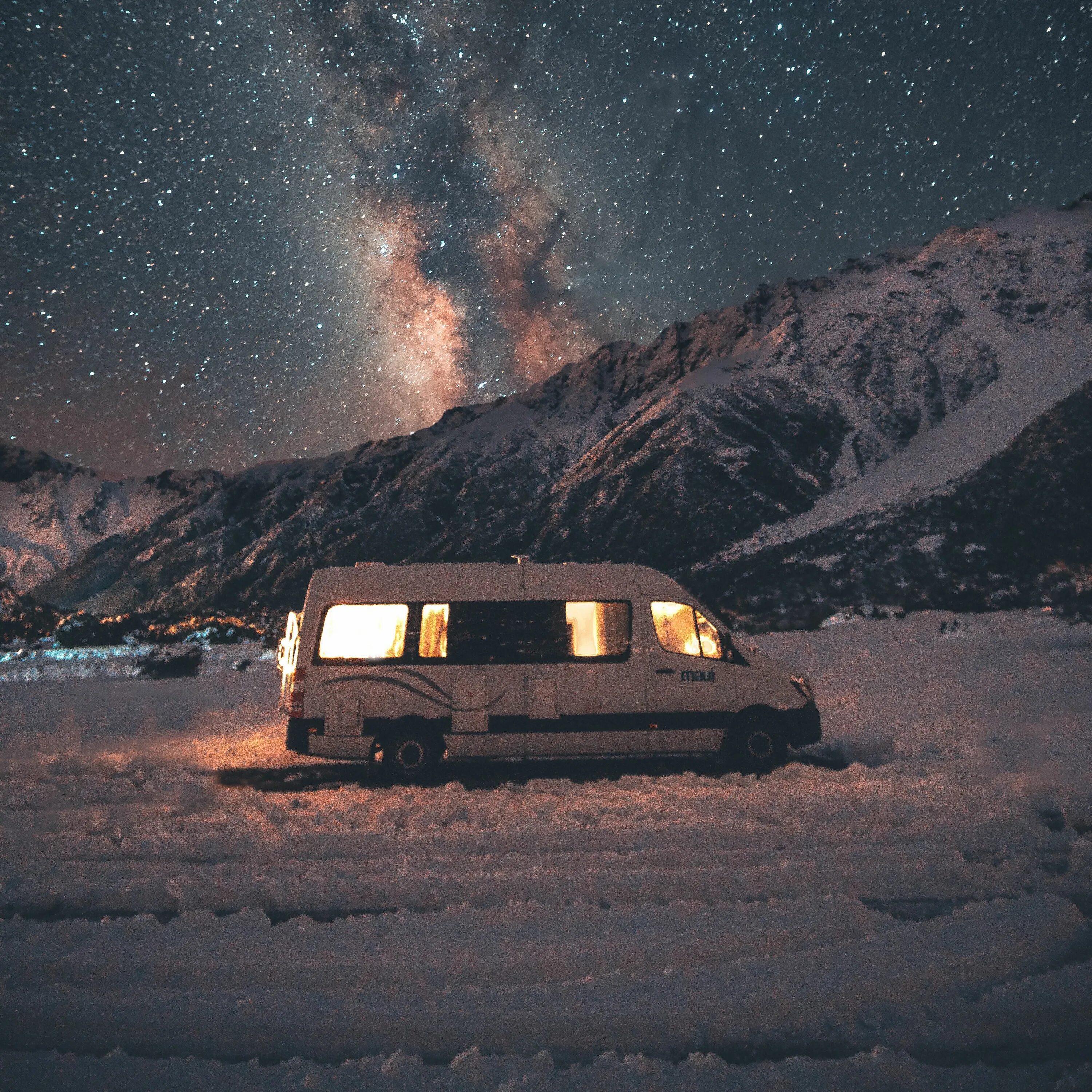 Походный оптимист фургон в горах. Дом фургон в горах ночь. Трейлер зима. Фургон Эстетика ночь. Звездное небо кемпинг машина.