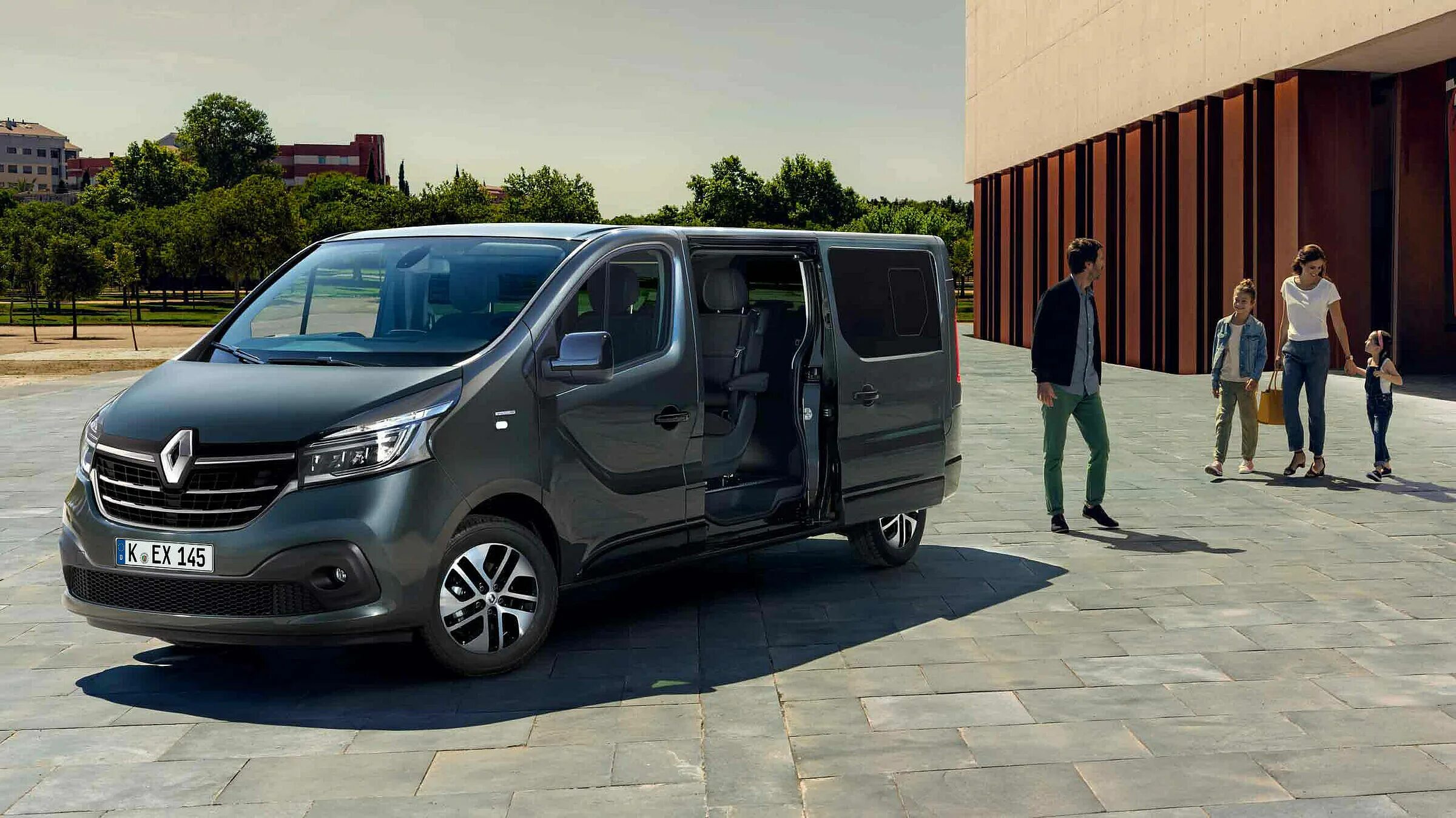 Трафик 2018 год. Рено трафик 2018. Renault Trafic SPACECLASS. Фургон Renault Trafic 2018. Renault Trafic Space Nomad.