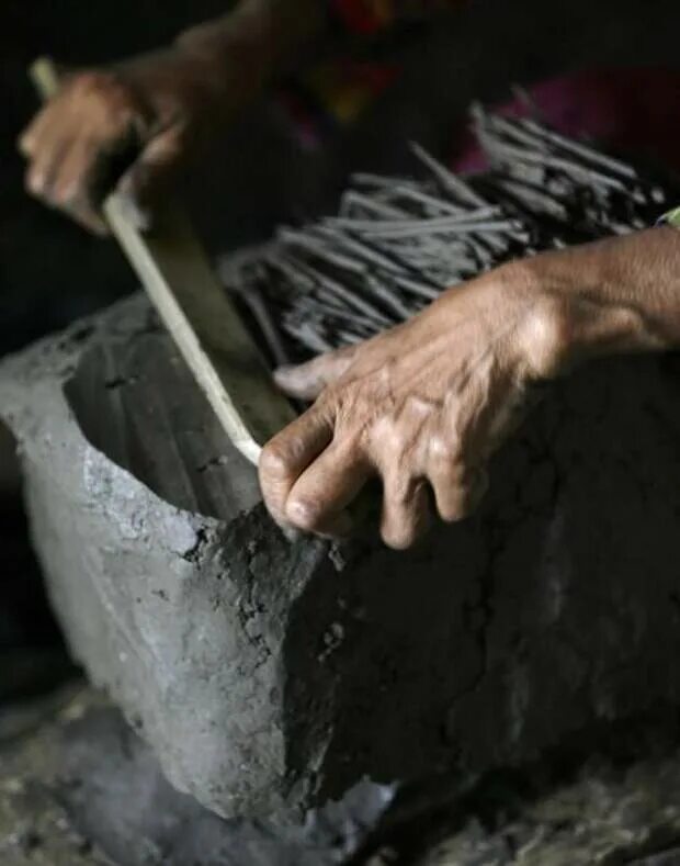 Где едят глину. Лепешки из грязи на гаити. Грязевые лепешки с гаити. Кусок глины. Ампо блюдо из почвы.