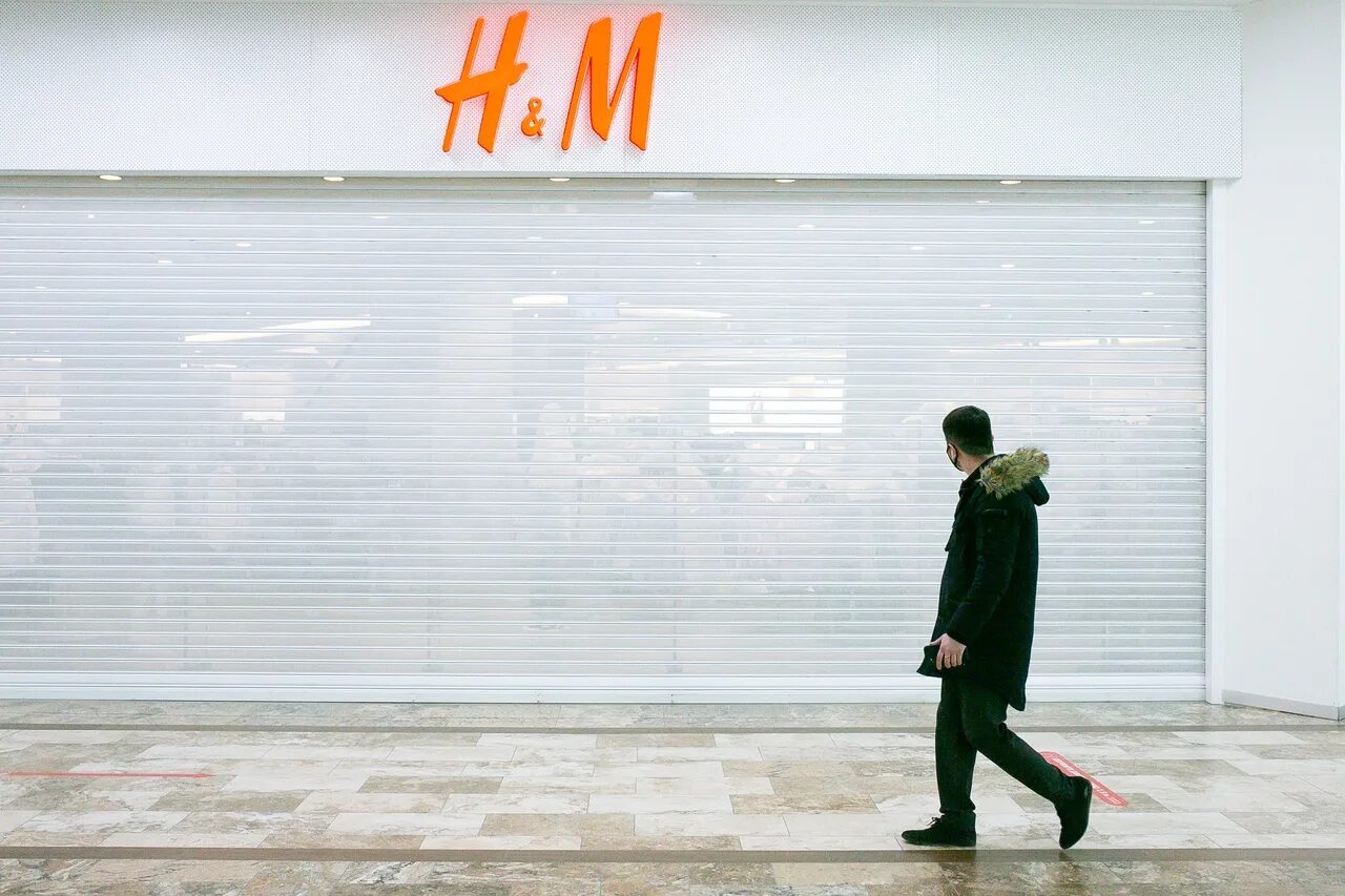 Магазины уходящие из россии. Закрытие h&m. Закрытие брендовых магазинов. H M закрыт. HM закрылся.