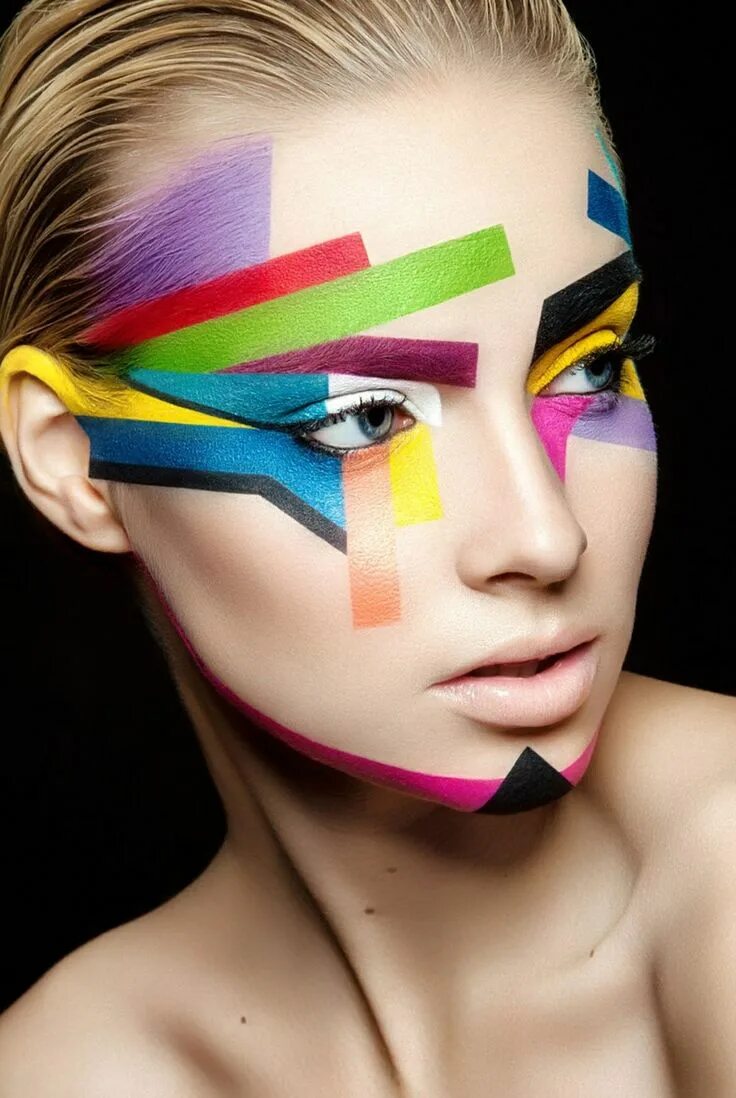 Геометрический грим. Креативная женщина. Креативный портрет. Грим на лице. Креативный макияж.