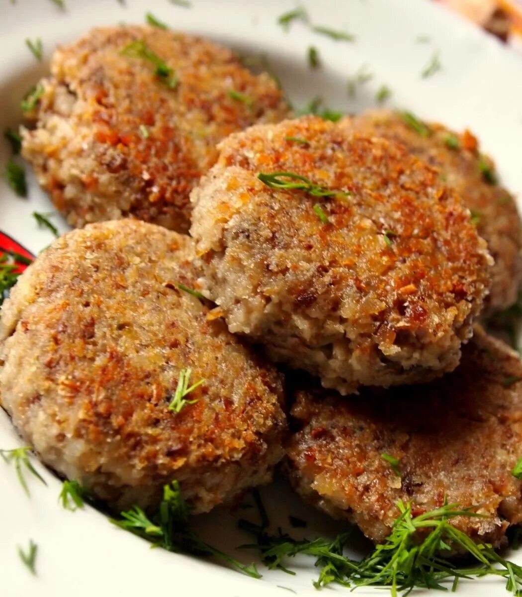 Биточки. Котлеты. биточки мясные. биточки куриные.