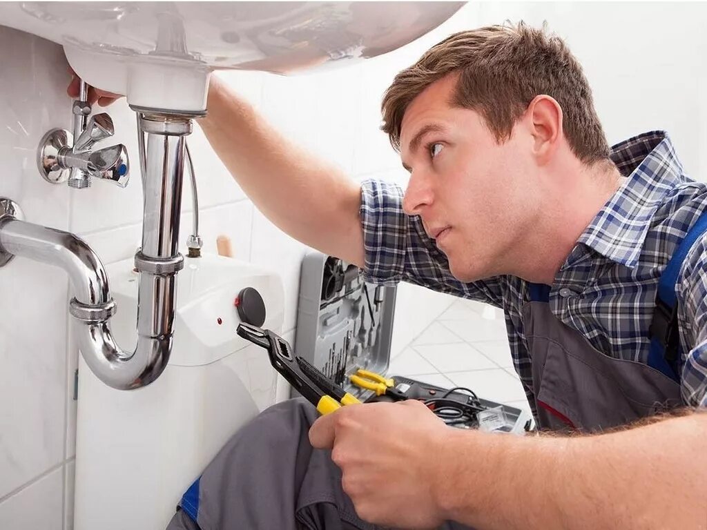 Сантехник. Как вызвать сантехника из жэка по месту жительства. Слесари сантехники. Фото сантехника. Сантехник мастер на час.