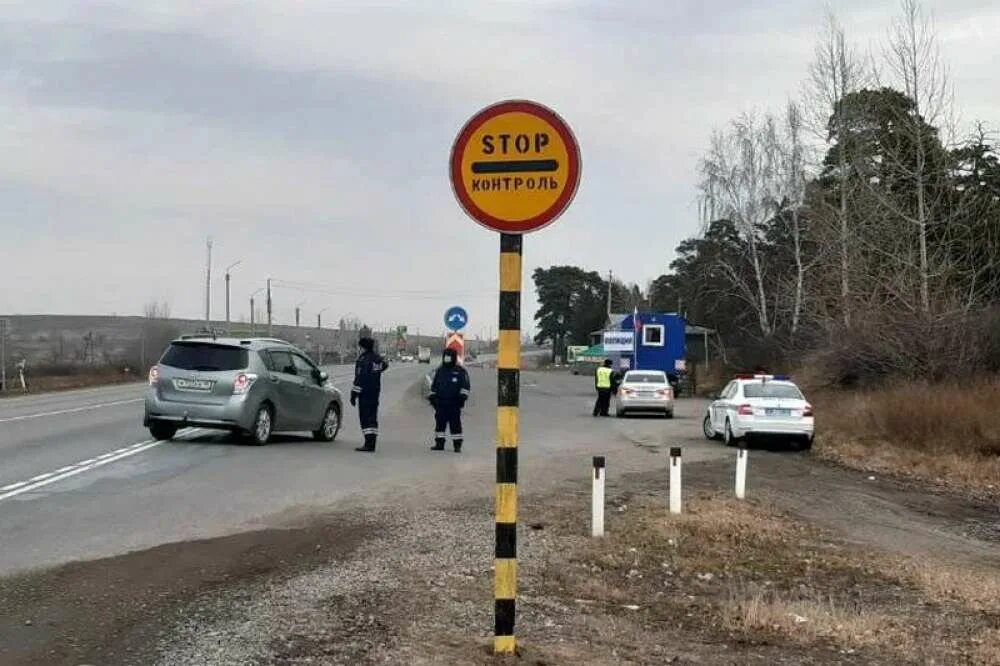 Шлагбаум с воротами. Кпп военной части. Заградительный кпп на въезде в город. Кпп в закрытых городах. Минусинск въезд.