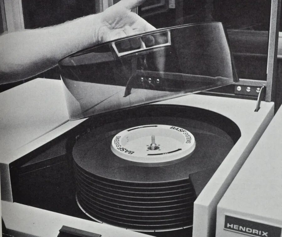 Диск эвм. Ibm 305 ramac. магнитные диски ibm. жесткий диск ibm 1970 emc. hdd ramac 305.
