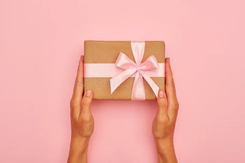 Девушка держит коробку. Распаковка подарков на день рождения 10 лет. Распаковка девушки в виде подарка. Распаковка девушки в виде подарка. Распаковка девушки в виде подарка.