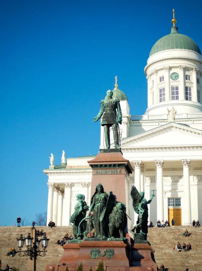 Памятник в хельсинки. Памятник Александру II (Хельсинки). Памятник Александру в Хельсинки. Памятник императору в Хельсинки.