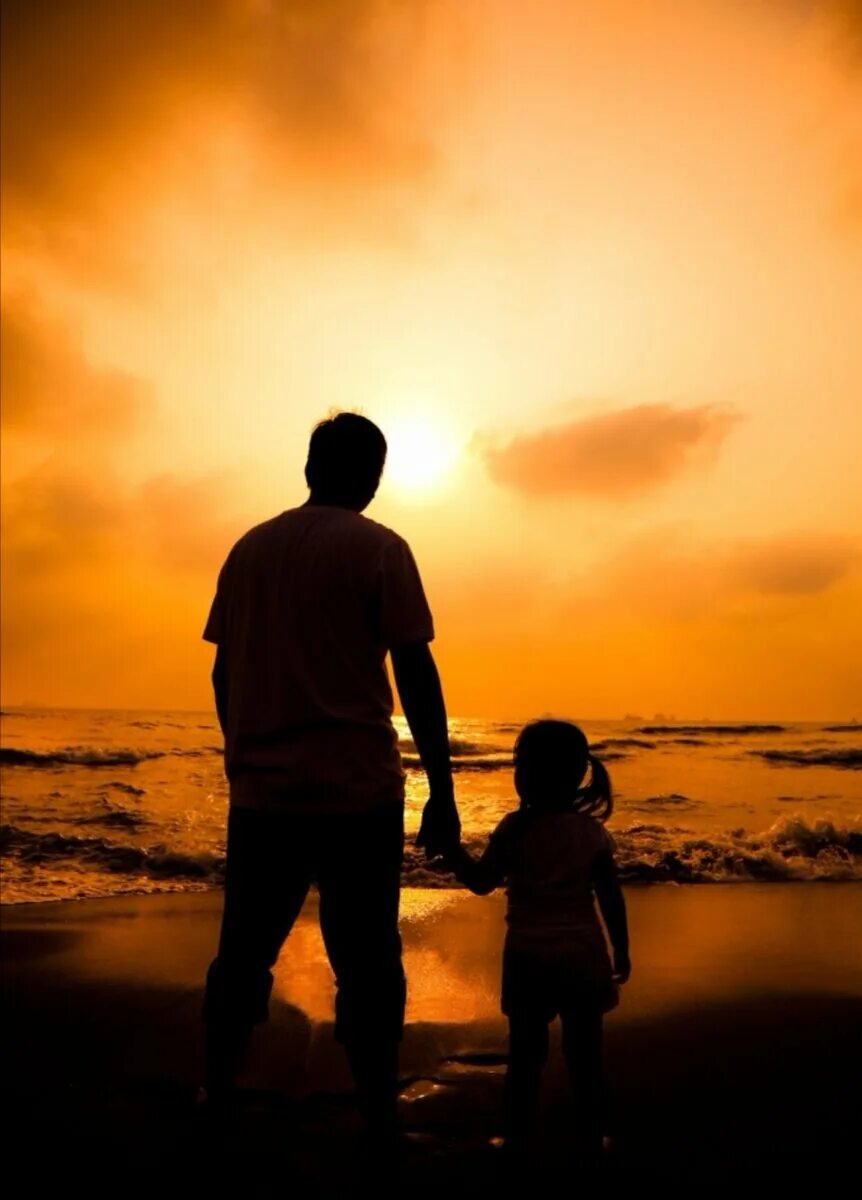 Тень матери и ребенка. Отец и дочь идут за руку. Дети за руки. Папа с дочкой на закате. Ребенок с родителями со спины.