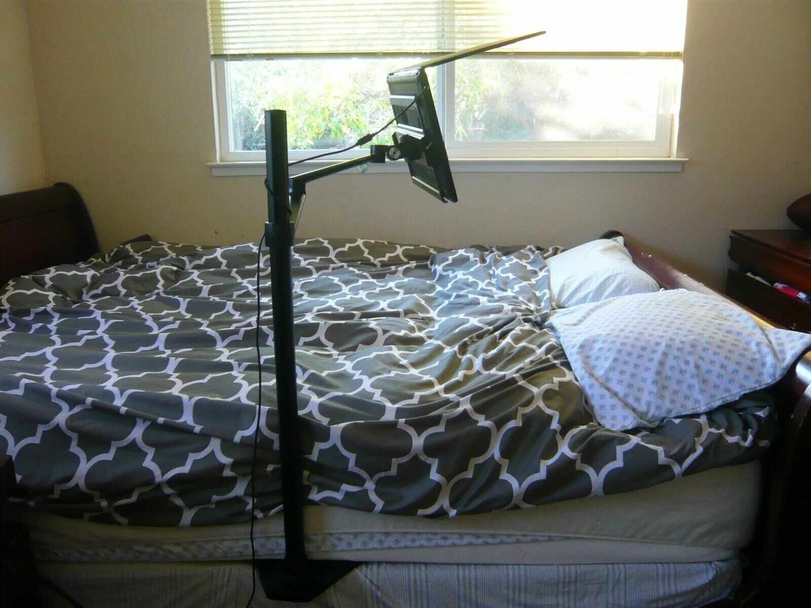 2 Floor Bed. Bed stand