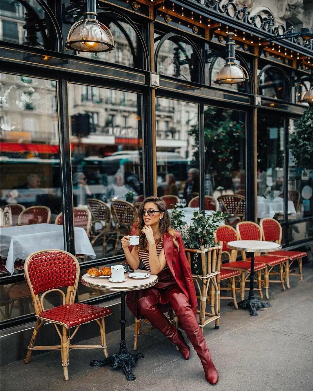 Девушка в кафе улица. Девушка сидит в кафе. Девушка в кафе улица. Девушка за столом. Девушка в ресторане.