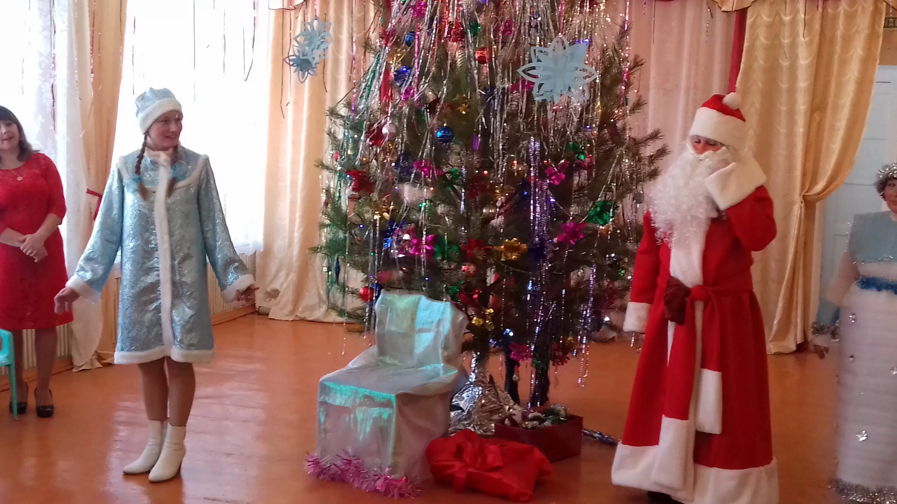 новогодний утренник в детском саду. конкурсы на новый год для детей в детском саду. утренник в детском саду новый год. новогодний праздник в доу. праздник новый год в детском саду отчет.