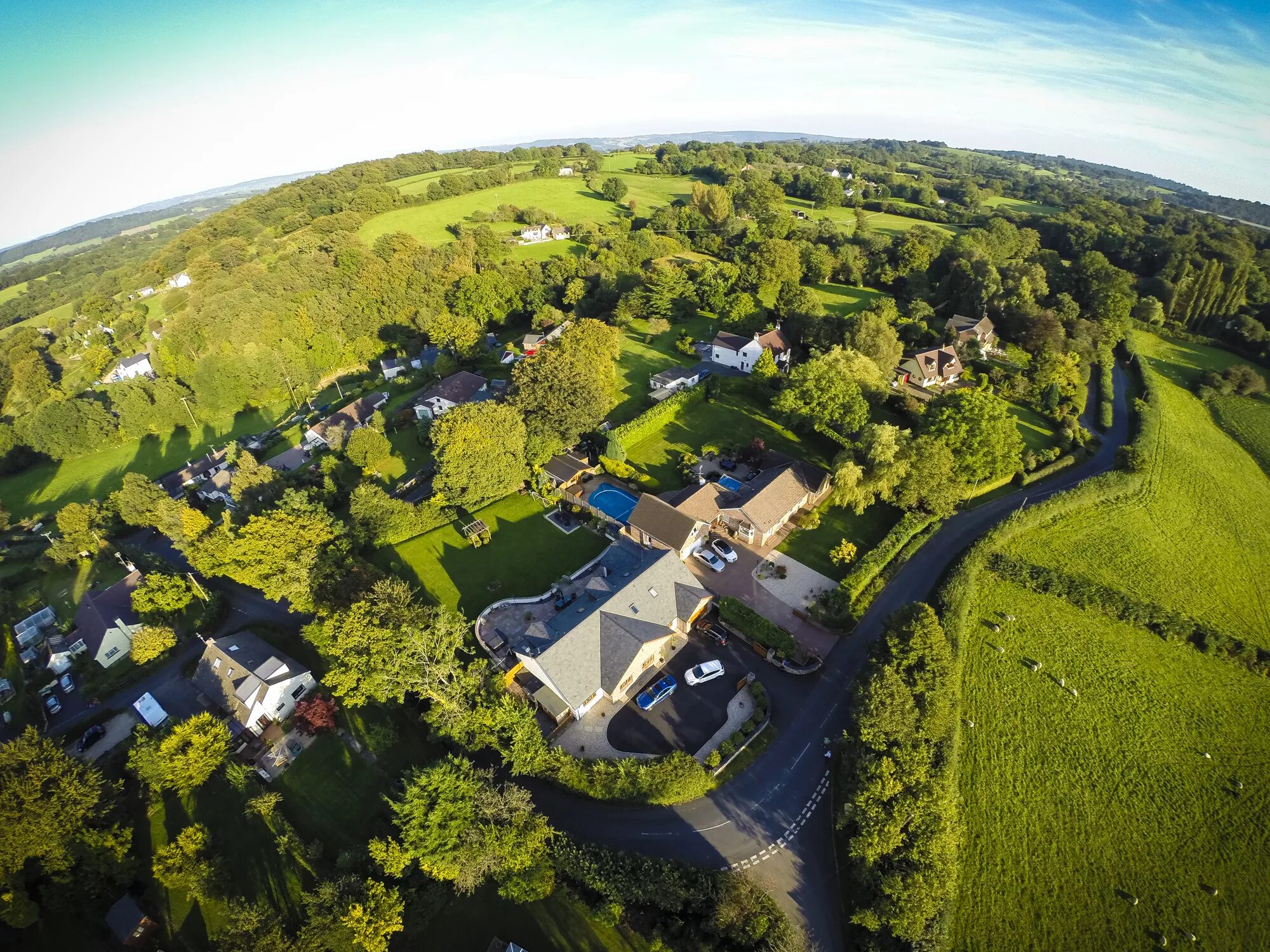 Дрон над дачным участком. Деревня дрон. Земля - вид сверху. Участок с дрона. Деревня дрон.