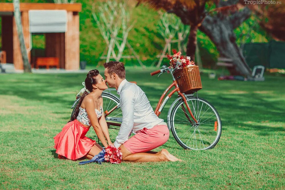 Love story сайт. Лав стори фотосессия. Лав стори на велосипедах. Фотосессия на велосипедах лав стори. Фотосессия в стиле лав стори.