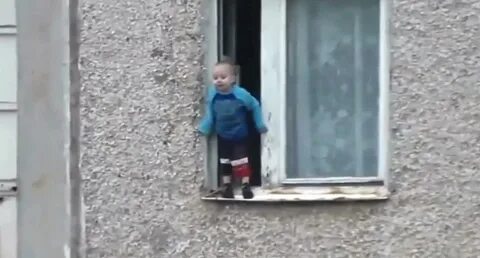 Дети выпавшие из окна живые