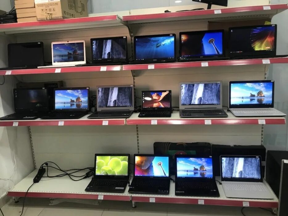 Интернет магазин техники ноутбуков. Ноутбук в комиссионном магазине. Комиссионный магазин. Фото магазина компьютерной техники. Магазин бу компьютерной техники.