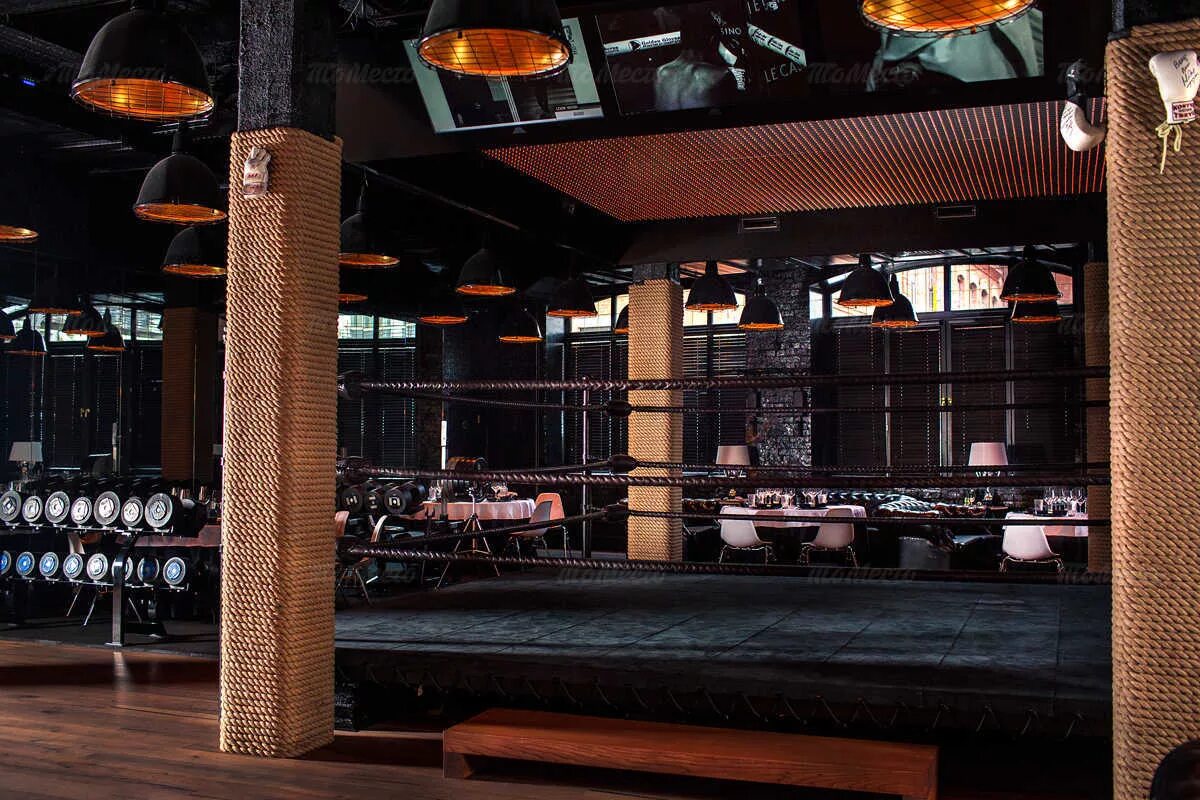 Ресторан дениса симачева. Бельгийский паб на бауманской. Фрай бар новосибирск. Спортзал бокс. Дигги паб с боксерским рингом.