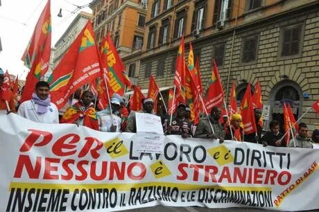 Автономное действие. Поток машин. Автомобиль в движении. Автономное сопротивление. Машина с автопилотом.