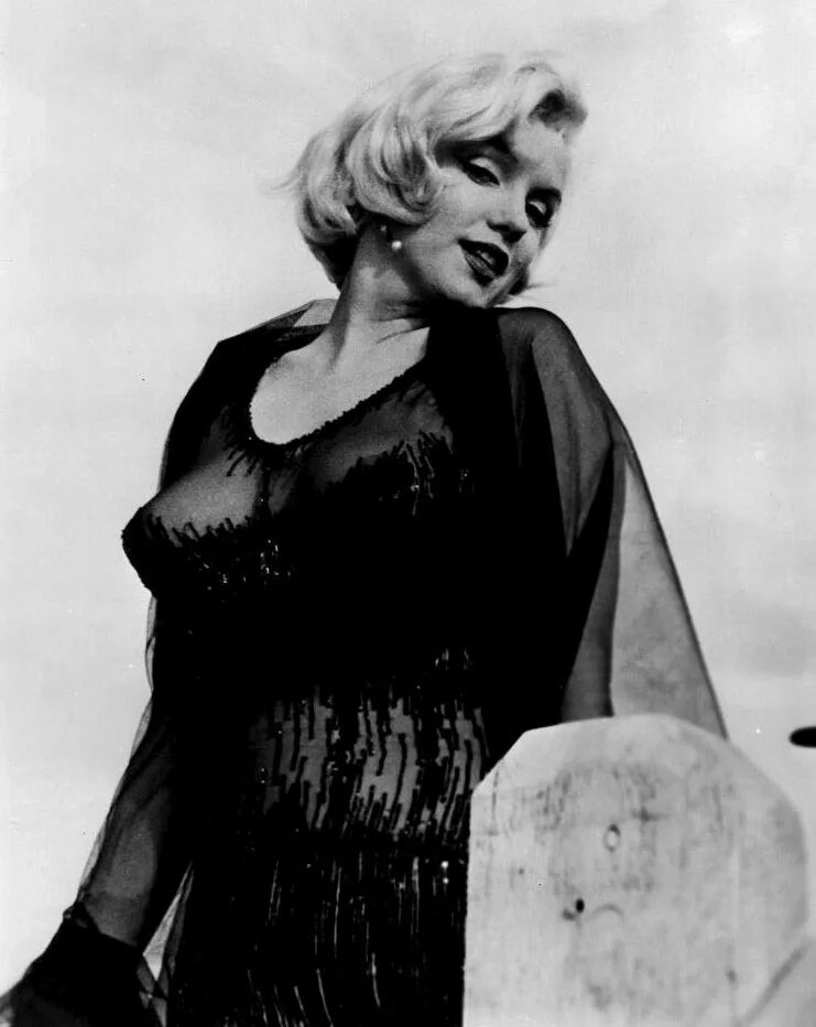 В джазе только девушки фильм 1959 мэрилин монро. Платье мэрилин монро в джазе только девушки. Мэрилин монро в фильме в джазе только. Монро в джазе только девушки. Мэрилин монро в фильме в джазе только девушки.