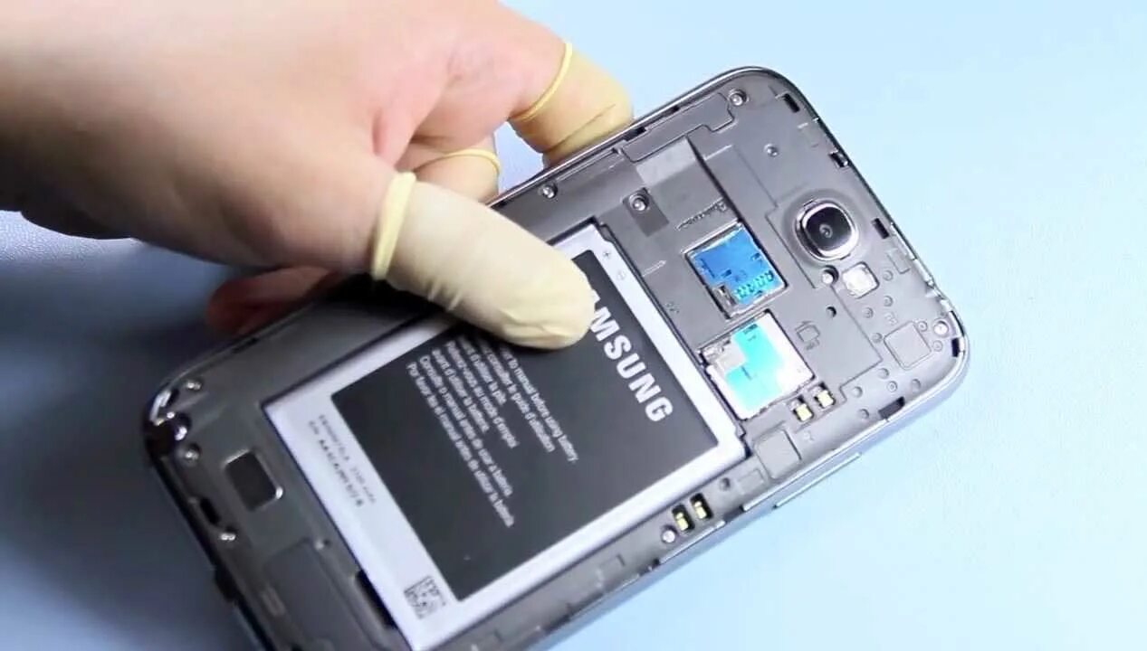 Как достать симку из самсунга. Samsung galaxy core симкарта. samsung galaxy j2 разъем под 2 симки. вытащить симку из самсунга. электронная симка самсунг.