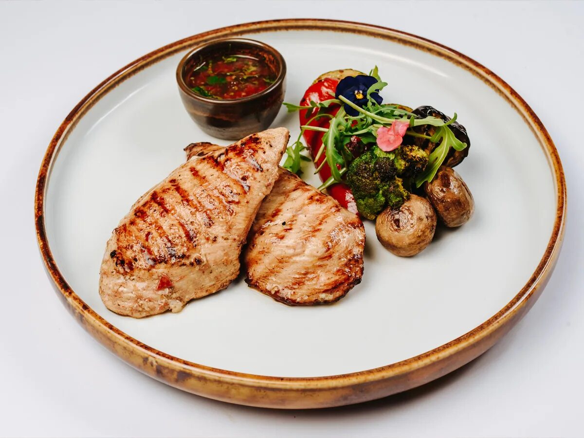 стейк из филе бедра. филе куриного бедра на гриле. бедрышки куриные. скрипина стейк индейки. стейк из куриного филе.